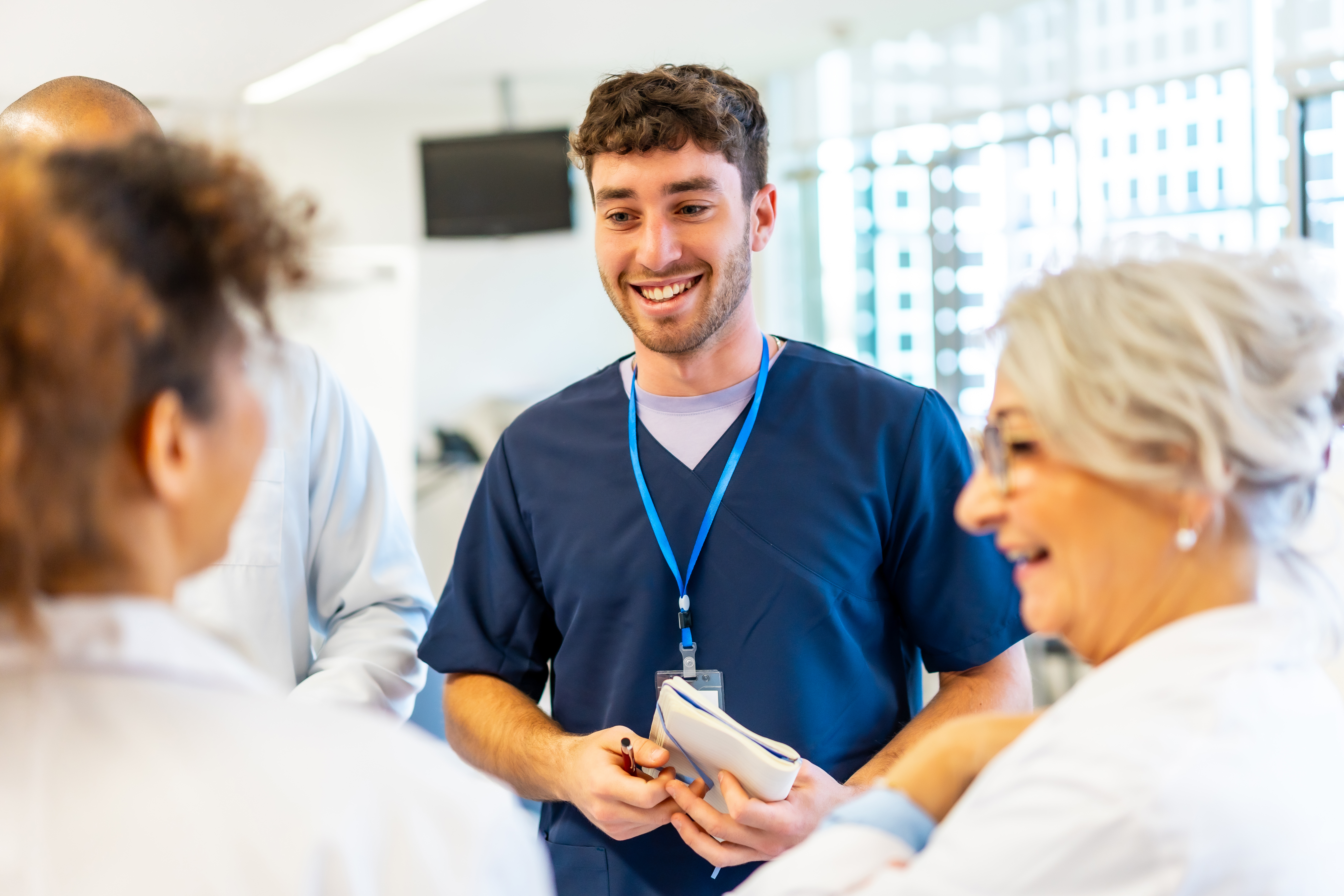 Ärzteteam bespricht Patientenversorgung im Krankenhaus